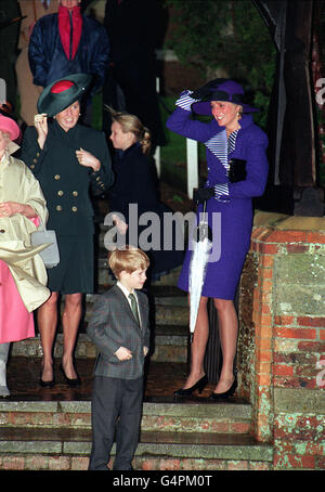 La Duchessa di York e la Principessa di Galles si tengono sui loro cappelli dopo aver lasciato la chiesa parrocchiale di Sandringham con il principe Harry. Foto Stock