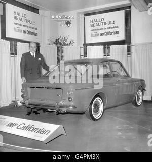 Lord Rootes, Vice Presidente e Amministratore Delegato di Rootes Motors Ltd, è presente a Londra con la nuova Hillman Imp Californian, in produzione presso gli stabilimenti del Gruppo Roote di Linwood, Renfrewshire. Foto Stock