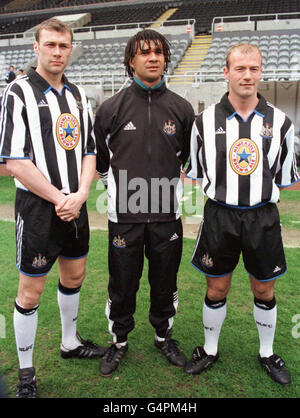Foto del file della biblioteca datata 15/4/99 del manager della Newcastle United Ruud Gullit con Duncan Ferguson (a sinistra) e Alan Shearer al lancio della nuova striscia della Newcastle United a St James Park a Newcastle. Gullit oggi (sabato 28 agosto 1999) si è dimesso come manager di Newcastle United dopo un povero inizio alla nuova stagione di Premiership. Scopri PA Story SOCCER Newcastle. Foto PA Foto Stock