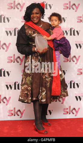 Dr Maggie Aderin Pocock MBE, vincitore del Talkback Thames New Talent Award, con sua figlia Lauren, al Sky Women in Film & Television Awards, presso l'hotel Park Lane Hilton, nel centro di Londra. Foto Stock