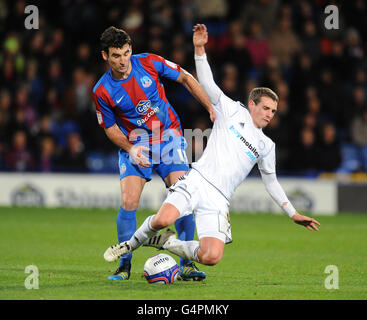 Calcio - Npower Football League Championship - Crystal Palace / Derby County - Selhurst Park. Il Mile Jedinak del Crystal Palace e Craig Bryson della Derby County (a destra) lottano per la palla Foto Stock