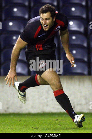 Tim Visser di Edimburgo festeggia il suo tentativo durante la partita di RaboDirect PRO12 a Murrayfield, Edimburgo. Foto Stock