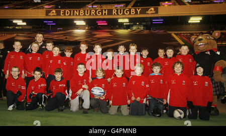 Giovani fan in vista della partita di RaboDirect PRO12 a Murrayfield, Edimburgo. Foto Stock