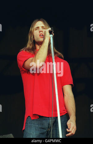 Gary Stringer, cantante della band pop Reef, si esibisce sul palco al Reading Music Festival 1999. Foto Stock