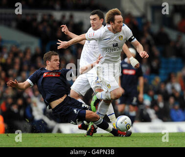 Calcio - Npower Football League Championship - Leeds / Millwall - Elland Road. Luciano Becchio (a destra) di Leeds United è affrontato da Shane Lowry di Millwall durante la partita del campionato di npower a Elland Road, Leeds. Foto Stock