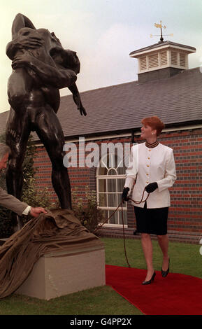 La Duchessa di York svela una statua di bronzo di ballerini quando ha aperto il Norton Place Hotel, parte del complesso della Collezione Patrick a King's Norton, Birmingham. Foto Stock