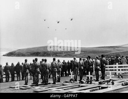 Una foto del Ministero della Difesa rilasciata a Londra, scattata durante la cerimonia di sepoltura al Cimitero militare di Blue Beach, a Port San Carlos, di 14 uomini uccisi nei combattimenti delle Falklands. * la risepoltura, compresa Lt col 'H' Jones VC, alla quale ha partecipato il segretario alla difesa John Nott. Foto Stock