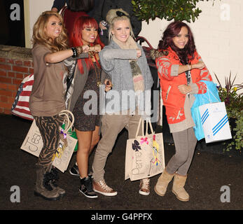 Contestants Little Mix (da sinistra a destra) Jesy Nelson, Leigh-Anne Pinnock, Perrie Edwards e Jade Thirlwall partono seguendo l'X Factor, presso Fountain Studios, a Wembley. Foto Stock