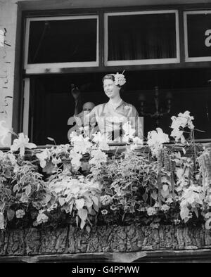 Corse ippiche - St. Leger Stakes - Doncaster. La regina Elisabetta II ondeggia dal balcone all'ippodromo di Doncaster dove stava aspettando di vedere la St Leger. Foto Stock