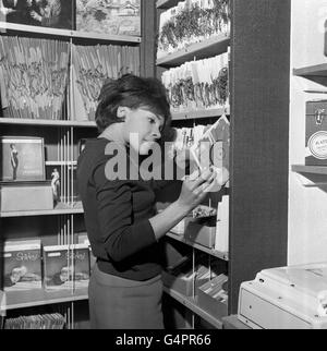 La cantante Shirley Bassey sta navigando al suo Record Shop a West End Lane, Londra. Foto Stock