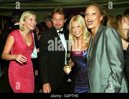 L'attrice Angela Griffin (r) del dramma Holby City, Stephen Pinder Center l) ex attore Brookside, presentatrice televisiva Melinda Messenger, e Lisa Faulkner di Dangerfield partecipano al TVQuick Awards al Dorchester Hotel, Londra. Foto Stock