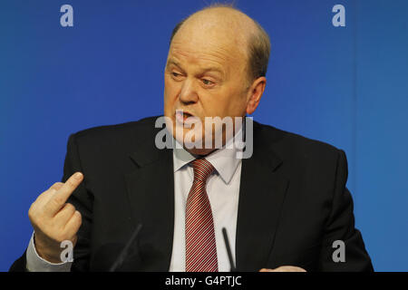 Il Ministro delle finanze Michael Noonan interviene durante una conferenza stampa negli edifici governativi, durante il secondo giorno del bilancio irlandese. Foto Stock