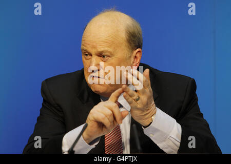 Il Ministro delle finanze Michael Noonan interviene durante una conferenza stampa negli edifici governativi, durante il secondo giorno del bilancio irlandese. Foto Stock