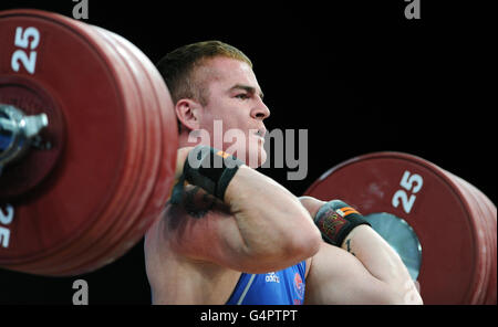 Olympics - Weightlifting - London 2012 Test Event - Day One - Excel Arena. Peter Kirkbride della Gran Bretagna compete durante il London Olympic Games 2012 Test Event all'Excel Arena di Londra. Foto Stock