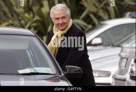 L'ex capo anglo-irlandese Sean Fitzpatrick, lascia la stazione di Bray Garda dopo essere stato rilasciato dalla custodia dopo essere stato arrestato ieri e interrogato di nuovo su sospette violazioni del diritto societario. Foto Stock