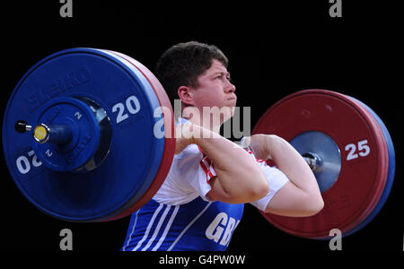 Olympics - Weightlifting - London 2012 Test Event - Day One - Excel Arena. Natasha Perdue della Gran Bretagna compete nell'ascensore Clean & Jerk durante il London Olympic Games 2012 Test Event all'Excel Arena di Londra. Foto Stock