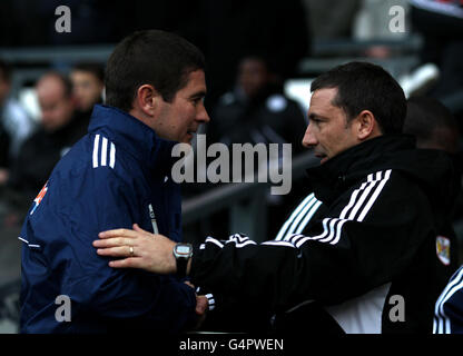 Il direttore della contea di Derby, Nigel Clough (a sinistra) e il manager di Bristol City, Derek McInnes, prima della partita del campionato Npower Football League a Pride Park, Derby. Foto Stock