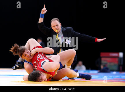 La Gran Bretagna Chloe Spiteri (Red) in azione contro Ekaterina Bukina della Russia durante l'evento di test dei Giochi Olimpici di Londra 2012 all'Excel Arena di Londra. Foto Stock