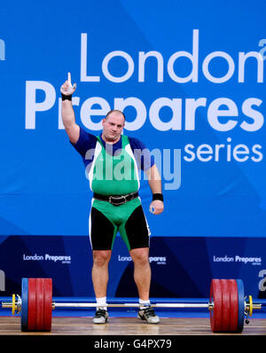 Olimpiadi - sollevamento pesi - Test Event Londra 2012 - Day Two - Excel Arena. Peter Nagy, in Ungheria, celebra la vittoria dell'oro nei 105 kg del MEN durante l'evento di test dei Giochi Olimpici di Londra del 2012 all'Excel Arena di Londra. Foto Stock