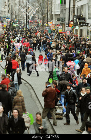 La strada e i marciapiedi sono pieni di acquirenti di Natale, in quanto il traffico è vietato da Oxford Street, per consentire loro più spazio per camminare nella trafficata area dello shopping questo fine settimana nel centro di Londra. Foto Stock