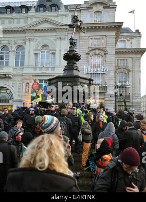 I manifestanti, che si credeva provengano da UK Uncut, si riuniscono a Piccadilly Circus, Londra, mentre un piccolo numero di manifestanti ha inseguito oggi un ufficio nel West End di Londra, mentre i lavoratori del settore pubblico in tutto il Regno Unito hanno fatto il più grande sciopero generale per decenni oggi di fila sulle pensioni. Foto Stock