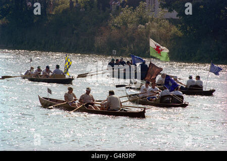 Alcune delle 2,000 tradizionali barche a remi che si disputano durante la dodicesima gara annuale di Great River Race sul Tamigi a Richmond, Surrey. Il percorso di 22 miglia parte da Richmond e termina presso Island Gardens nei Docklands di Londra. Foto Stock