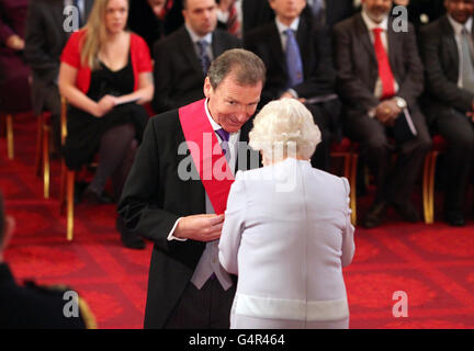 Sir Gus o'Donnell è stato reso un cavaliere Grand Cross dell'Ordine del bagno dalla Regina durante una cerimonia di investitura a Buckingham Palace, Londra. Foto Stock