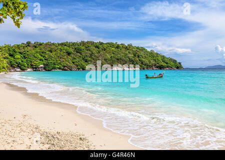 Onde turchesi sull isola di Ko Racha Yai. Thai Provincia di Phuket Foto Stock