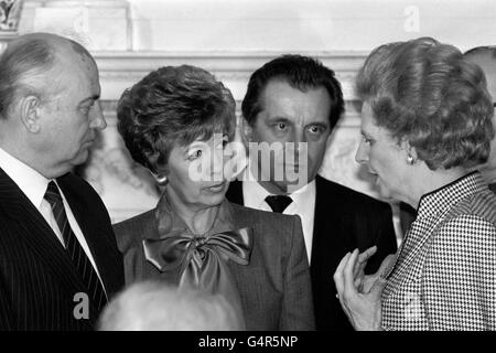 Il primo ministro Maragert Thatcher chiacchierava con il leader sovietico Mikhail Gorbachev, a sinistra, e sua moglie Raisa prima di pranzo al 10 Downing Street, Londra. Foto Stock