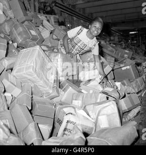 Barbara Vaughan sembra bemused all'ufficio postale di Mount Pleasant smistamento come la posta di Natale raggiunge il suo picco Foto Stock