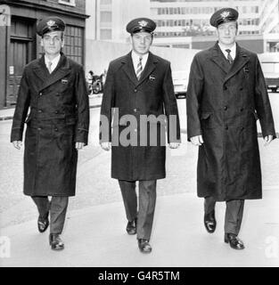 Lo stile di tre postini cambia nel soprabito del postino. Il postino Reg Brown (l) nel cappotto rosso pubblicato per la prima volta nel 1944, il driver Derek Astley (al centro) nel nuovo cappotto di tre quarti di lunghezza da emettere questo mese, e il postino Alf Buxton (r) nel vecchio cappotto senza tubature pubblicato nel 1969 Foto Stock