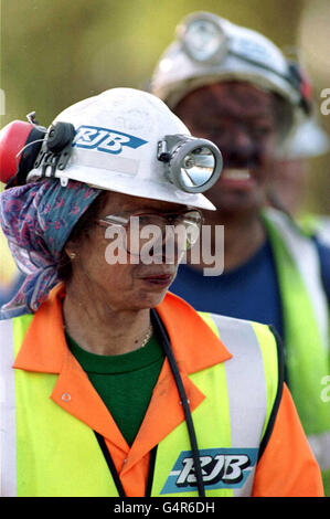 La Principessa reale, dopo aver visitato una miniera di carbone nel Nottinghamshire. Ha viaggiato più di tre miglia sottoterra per parlare con i minatori nelle profondità di Harworth Colliery come ospite di RJB mining. * dopo aver indossato tute e un elmetto, la principessa incontrò uomini che lavoravano in una delle giacche di carbone più produttive della Gran Bretagna, che attualmente produce circa 30,000 tonnellate di carbone ogni anno. Foto Stock