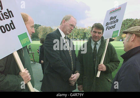 Il presidente della National Farmers Union ben Gill (seconda a sinistra) parla con gli agricoltori Tim Cox (sinistra), Andrew Foot e Fred Horsington (destra) prima della loro manifestazione di protesta alla Conferenza del Partito laburista a Bournemouth. Foto Stock