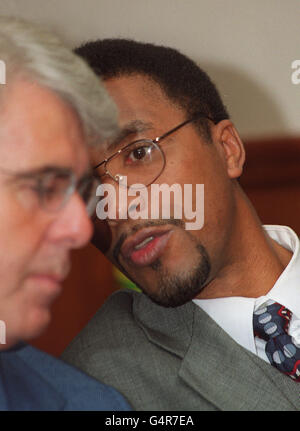 L'ex pugile Michael Watson (a destra) con il suo agente Max Clifford ad una conferenza stampa al Berners Hotel, Londra. Watson sta cercando di ricevere circa 1 milione di compensazione dopo la sua lotta con Chris Eubank nel 1991 lo ha lasciato parzialmente paralizzato. Foto Stock