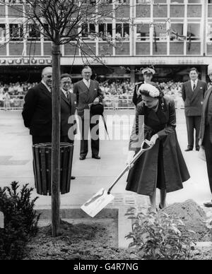 La Regina Elisabetta II pianta un albero di granchio in Piazza della Regina, durante la sua visita alla nuova città di Crawley, Sussex. Foto Stock