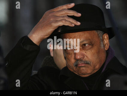 Veterano della campagna per i diritti civili il reverendo Jesse Jackson che parla fuori occupa la London Stock Exchange protesta alla St Paul's Cathedral di Londra. Foto Stock