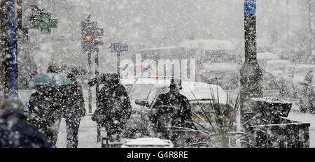 Il traffico si accumula mentre la neve cade in Main Street, Gateshead, come parti della Gran Bretagna si sono svegliate alla neve e alle forti piogge nell'ultima delle cattive condizioni atmosferiche per colpire il paese. Foto Stock