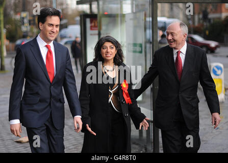 Eletto deputato per Feltham e Heston Seema Malhotra (destra) con il leader laburista ed Miliband e candidato laburista al sindaco di Londra Ken Livinstone (sinistra) nel centro di Feltham oggi dopo che il lavoro ha aumentato la sua maggioranza nelle elezioni di ieri. Foto Stock