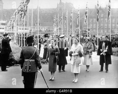 La regina Elisabetta II e il duca di Edimburgo camminano dal palco di atterraggio al loro arrivo ad Amsterdam per la loro visita di stato di tre giorni in Olanda. Con loro ci sono la regina Giuliana, che cammina con la regina, e la principessa Irene che segue con il duca di Edimburgo. Foto Stock