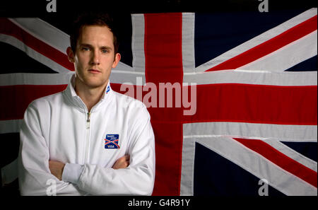 Il giocatore di badminton della Gran Bretagna Andy Ellis durante la fotocellula al Velodrome nel Parco Olimpico di Londra. Oltre 30 londinesi 2012 hopefuls si sono riuniti per prepararsi ai Giochi. Il Team 2012, presentato da Visa, sta raccogliendo fondi per 1,200 atleti britannici a www.team-2012.com. Foto Stock