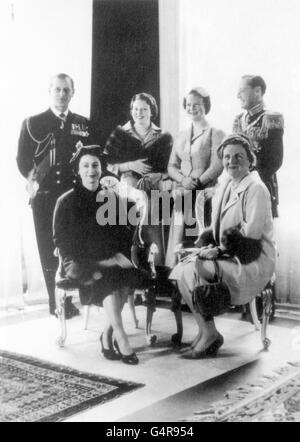 I visitatori reali e i loro padroni di casa ad Amsterdam all'inizio della visita di Stato della Regina e del Duca di Edimburgo. Fila posteriore, da sinistra a destra; Duca di Edimburgo, Principessa Beatrice, Principessa Irene e Principe Bernhard. Prima fila; la regina Elisabetta II e la regina Giuliana. Foto Stock