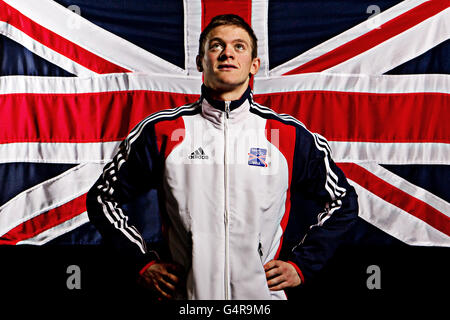 Il concorrente del Great Britain Triathlon Matt Sharp durante la fotocellula al Velodrome nel Parco Olimpico di Londra. Oltre 30 londinesi 2012 hopefuls si sono riuniti per prepararsi ai Giochi. Il Team 2012, presentato da Visa, sta raccogliendo fondi per 1,200 atleti britannici a www.team-2012.com. Foto Stock