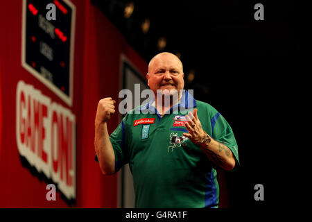 Andy Hamilton festeggia durante la sua partita contro Antonio Alcinas durante il Campionato del mondo di freccette Ladbrokes.com ad Alexandra Palace, Londra. Foto Stock