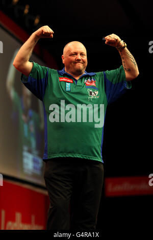 Andy Hamilton festeggia durante la sua partita contro Antonio Alcinas durante il Campionato del mondo di freccette Ladbrokes.com ad Alexandra Palace, Londra. PREMERE ASSOCIAZIONE foto. Data immagine: Lunedì 19 dicembre 2011. Il credito fotografico dovrebbe essere: Cavo PA Foto Stock