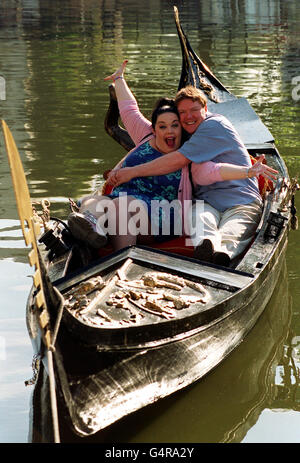 Il Mandy Dingle di Emmerdale, interpretato da Lisa Riley, è in arrivo a Venezia, in Italia, con il suo nuovo marito Paddy interpretato da Dominic Brunt durante la loro luna di miele. I membri del cast sono stati catturati in una gondola a Little Venice, Londra. * The Dingle's a Venezia sarà in prima assoluta il 16 ottobre 1999 con SU digitale. Foto Stock