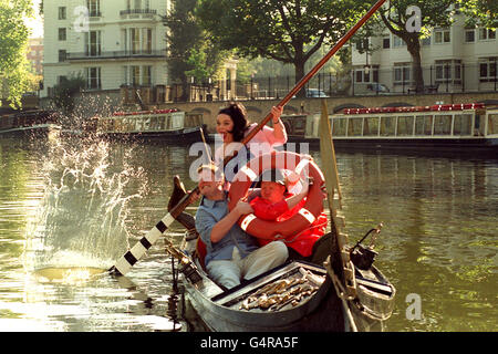 Il Mandy Dingle di Emmerdale, interpretato da Lisa Riley, è partito a Venezia, in Italia, con il suo nuovo marito Paddy (a sinistra) e il fratello Butch, interpretato da Dominic Brunt e Paul Loughran, in luna di miele. I membri del cast sono stati catturati in una gondola a Little Venice, Londra. * The Dingle's a Venezia sarà in prima assoluta il 16 ottobre 1999 con SU digitale. Foto Stock