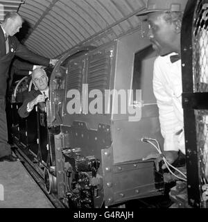 Postmaster Generale Edward breve a bordo del treno postale che collega l'Ufficio di smistamento Mouth Pleasant alla sede di Londra, King Edward Street. Lavori di manutenzione Ufficio postale autista del treno, Percell Richards della Giamaica guarda (r) Foto Stock