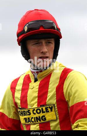 Corse di cavalli - Ippodromo di Ludlow. Jockey Sam Twiston-Davies prima del suo giro su Baccalaureate nel Welcome Back to Ludlow Selling Huddle Foto Stock