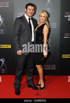 Ex boxer Joe Calzaghe e ballerina professionale Kristina Rihanoff in arrivo per il Premio personalità sportiva dell'anno 2011, a MediaCityUK, Salford, Manchester. Foto Stock