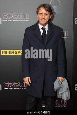 Il manager della città di Manchester Roberto Mancini arriva per il premio Sports Personality of the Year Awards 2011, presso MediaCityUK, Salford, Manchester. Foto Stock